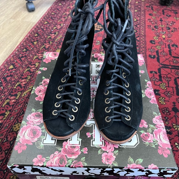 FREELOVE Black Washed Suede - 8.5W - Picture 3 of 8